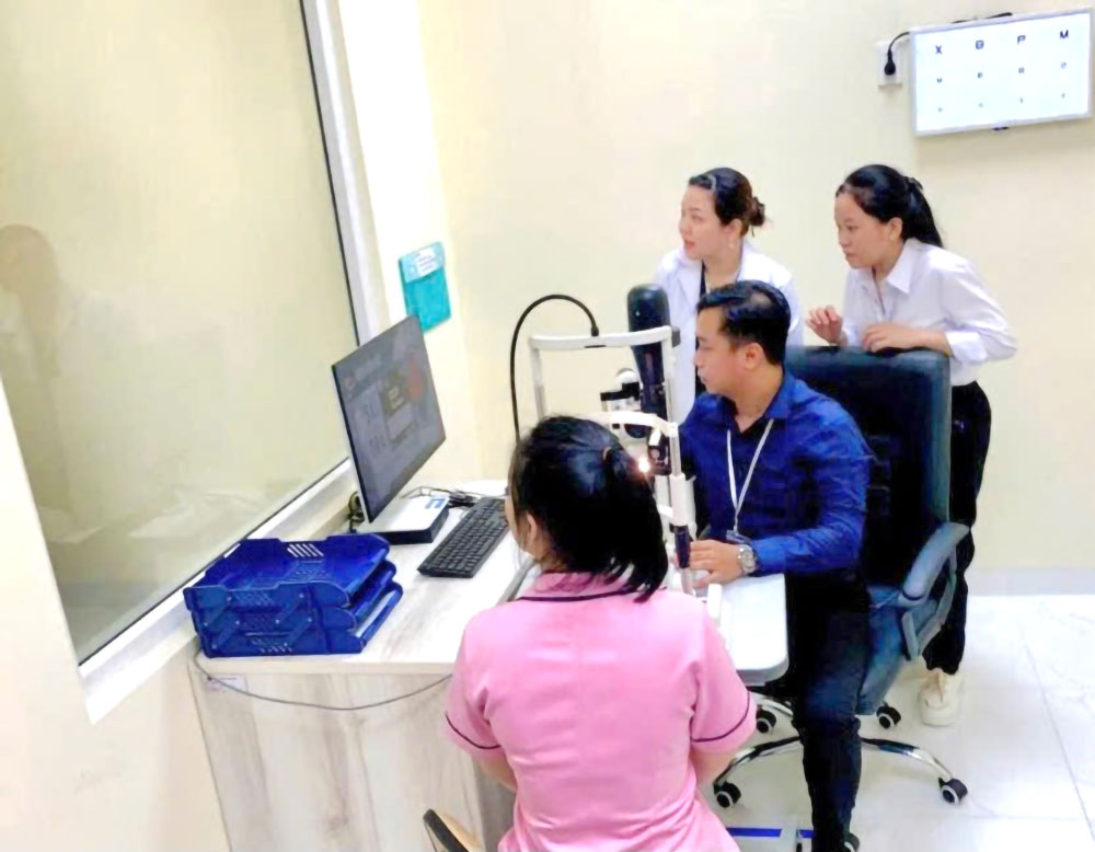 Thành viên của đoàn thẩm định trang thiết bị tại Bệnh viện Mắt Sài Gòn Trà Vinh.