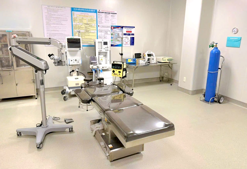 Trang thiết bị trong phòng phẫu thuật tại Bệnh viện Mắt Sài Gòn Trà Vinh.