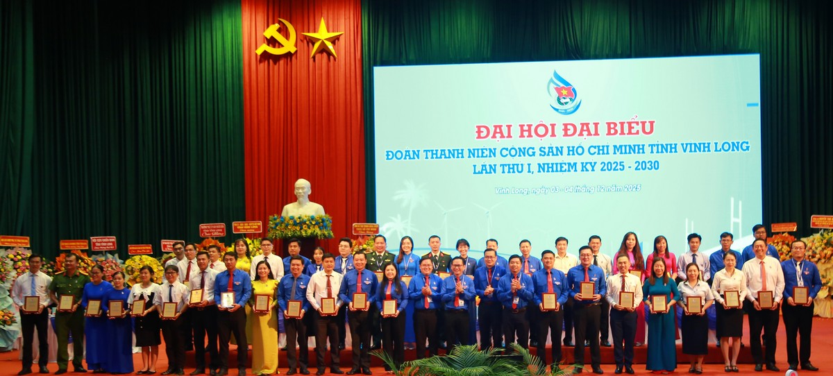 BCH Tỉnh Đoàn tặng quà tri ân các đồng chí không tiếp tục tham gia BCH.