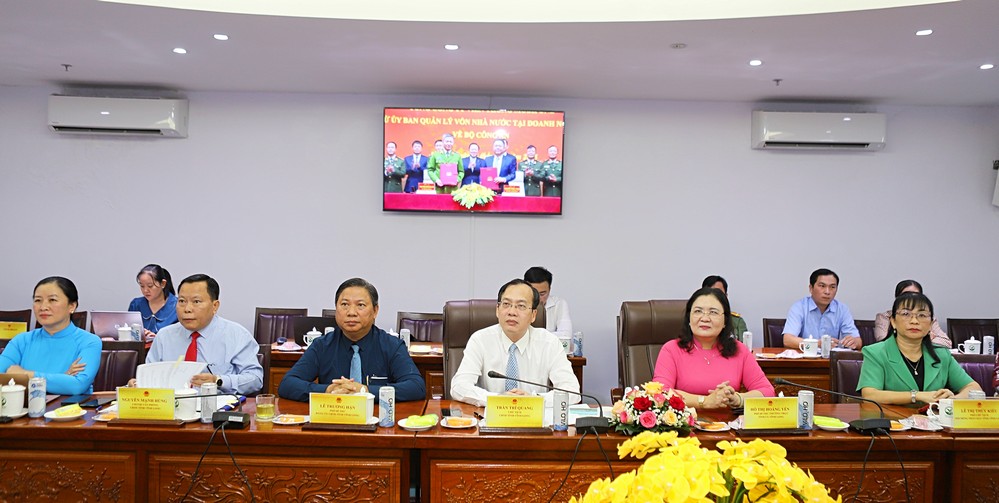 Lãnh đạo tỉnh Vĩnh Long dự lễ ký kết.