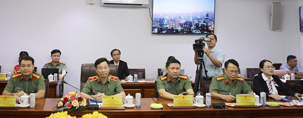 Lãnh đạo Tổng Công ty Viễn thông MobiFone dự lễ ký kết.