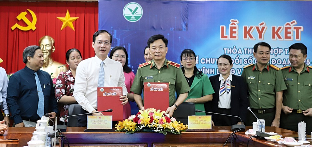 Lãnh đạo tỉnh Vĩnh Long và Tổng Công ty Viễn thông MobiFone thực hiện nghi thức ký kết hợp tác.