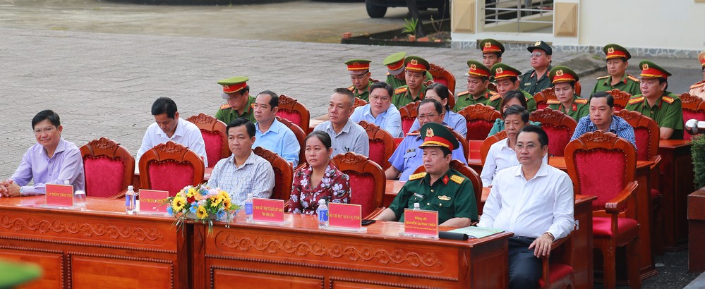 Lãnh đạo tỉnh và các sở, ban ngành dự lễ ra quân cao điểm.