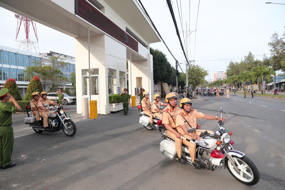 Lực lượng công an diễu hành hưởng ứng lễ ra quân cao điểm, thể hiện quyết tâm hoàn thành tốt các chỉ tiêu nhiệm vụ.