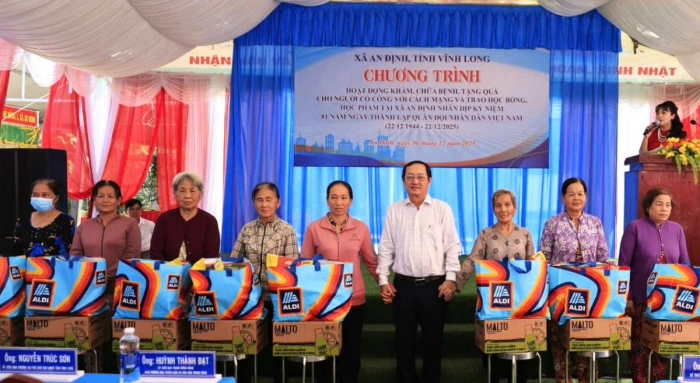 Khám, chữa bệnh, tặng quà cho người có công với cách mạng tại xã An Định