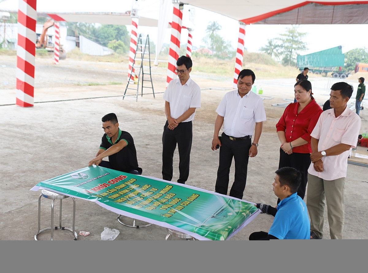 Lãnh đạo xã Nhơn Phú khảo sát, hoàn thiện các khâu phục phục vụ lễ khởi công cầu Đình Khao.