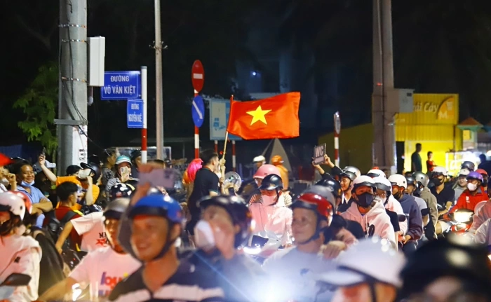 Người dân Vĩnh Long ra đường mừng U22 Việt Nam vô địch SEA Games 33