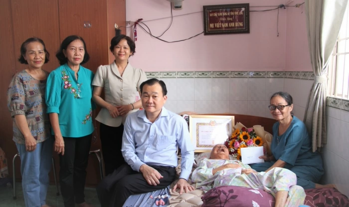 Trao Huy hiệu 80 năm tuổi Đảng cho đảng viên Trần Kim Ngọc