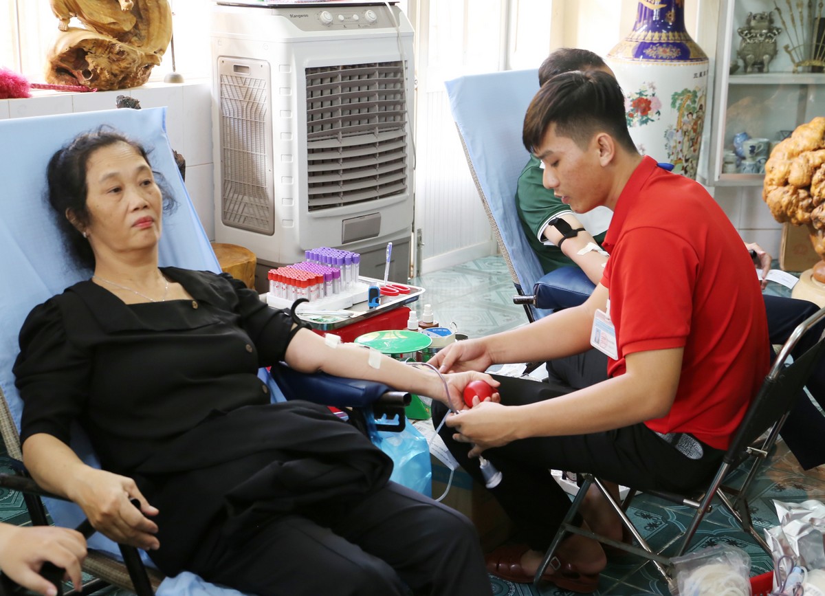 Người dân tham gia hiến máu tình nguyện. Ảnh: NGỌC XOÀN