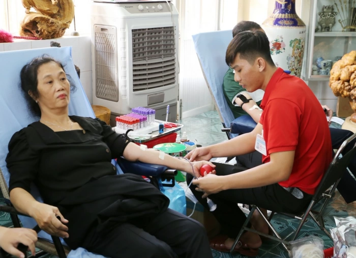 Tiếp nhận hơn 400 đơn vị máu