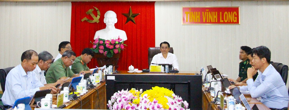 Phó Chủ tịch UBND tỉnh- Nguyễn Quỳnh Thiện cùng đại diện lãnh đạo các sở, ngành, địa phương tham dự phiên họp tại điểm cầu tỉnh Vĩnh Long.