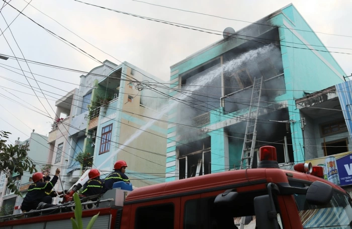 Phát hiện cháy từ một cửa hàng, người dân hô hoán, báo với lực lượng chức năng