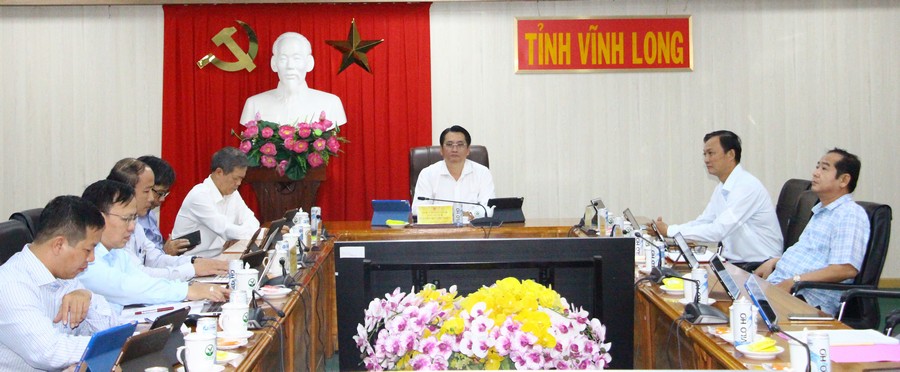 Đồng chí Nguyễn Quỳnh Thiện – Tỉnh ủy viên, Phó Chủ tịch UBND tỉnh, các sở, ngành liên quan tham dự tại điểm cầu tỉnh Vĩnh Long.