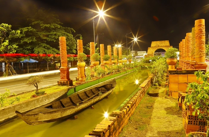 Trầm ấm đường gốm đỏ về đêm