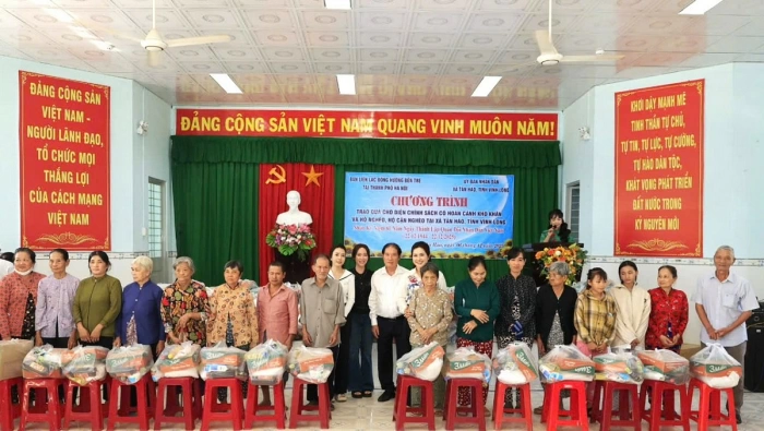 Trao 500 phần quà Tết Nhân Ái tại xã Tân Hào