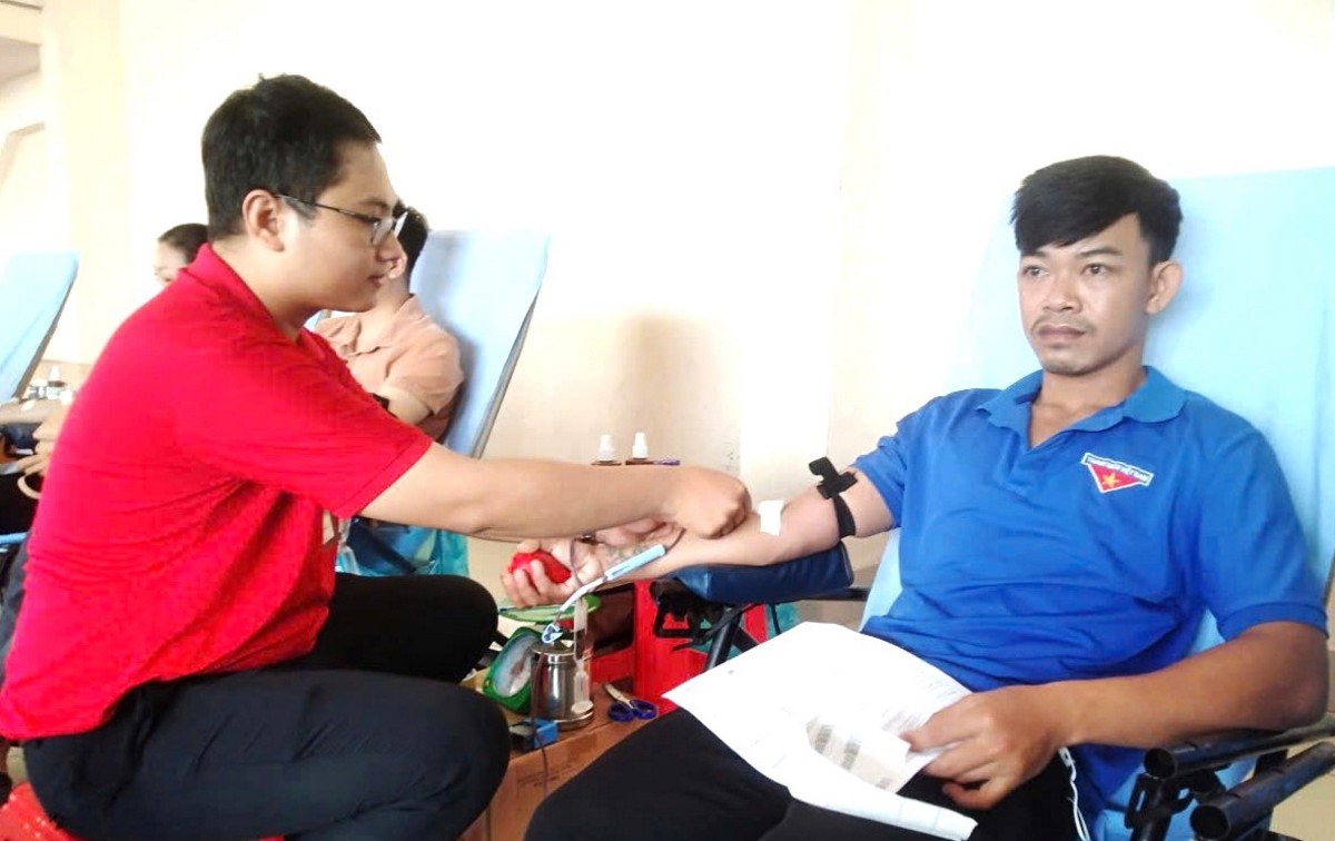 Cán bộ, đoàn viên, hội viên và Nhân dân tham gia hiến máu. Ảnh: TRẦN XIỆN