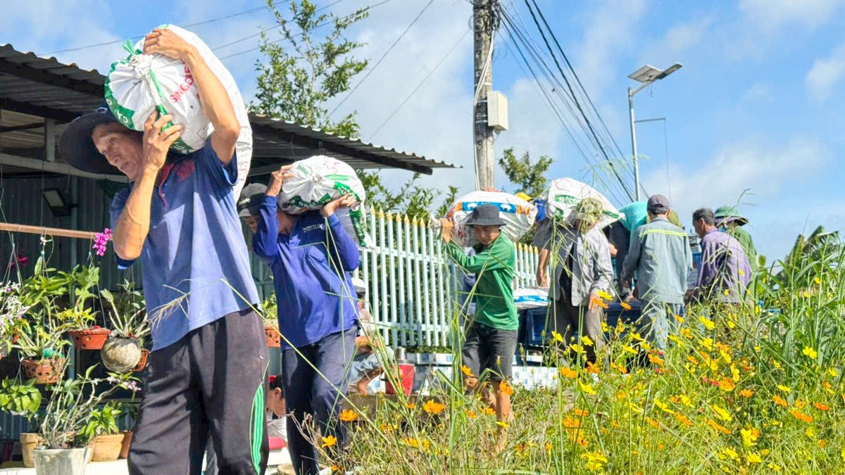 Đảng ủy, UBND xã Cái Ngang phối hợp với các ấp thực hiện phương châm “4 tại chỗ” trong phòng chống thiên tai.