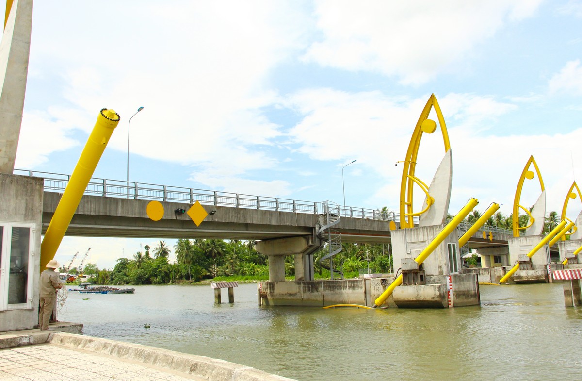 Các địa phương tập trung vận hành linh hoạt các công trình thủy lợi để điều tiết, ngăn lũ, bảo vệ sản xuất.