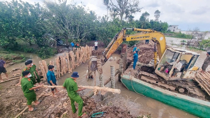 “4 tại chỗ”, “3 sẵn sàng” chung tay khắc phục thiệt hại do triều cường