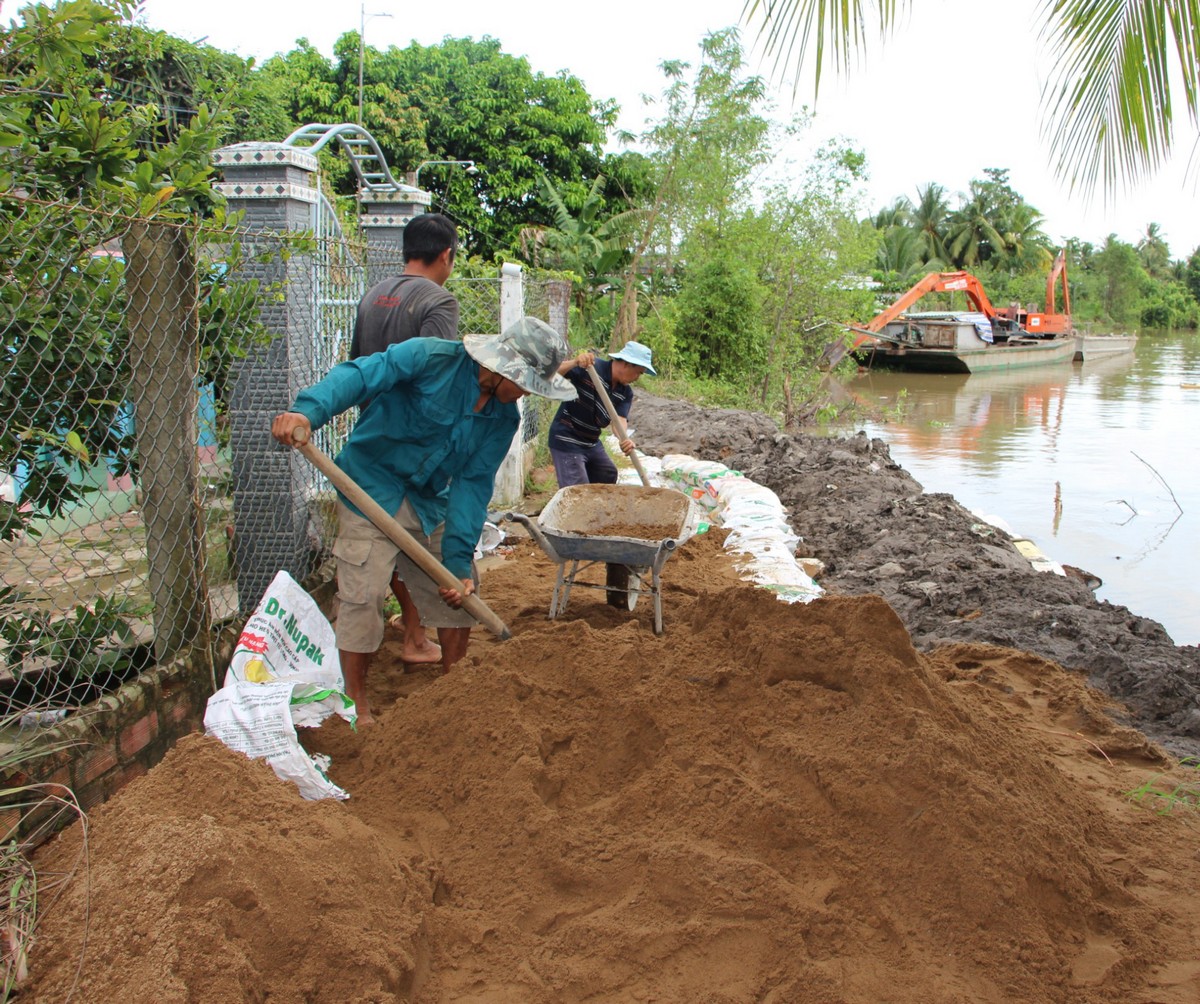 Huy động lực lượng tại chỗ cùng nhân dân chung tay khắc phục các khu vực bị ảnh hưởng do triều cường.