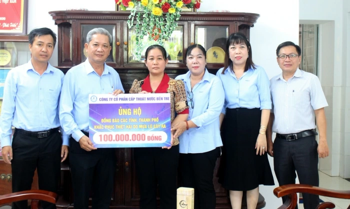 Tiếp nhận 300 triệu đồng hỗ trợ đồng bào bị ảnh hưởng do mưa lũ