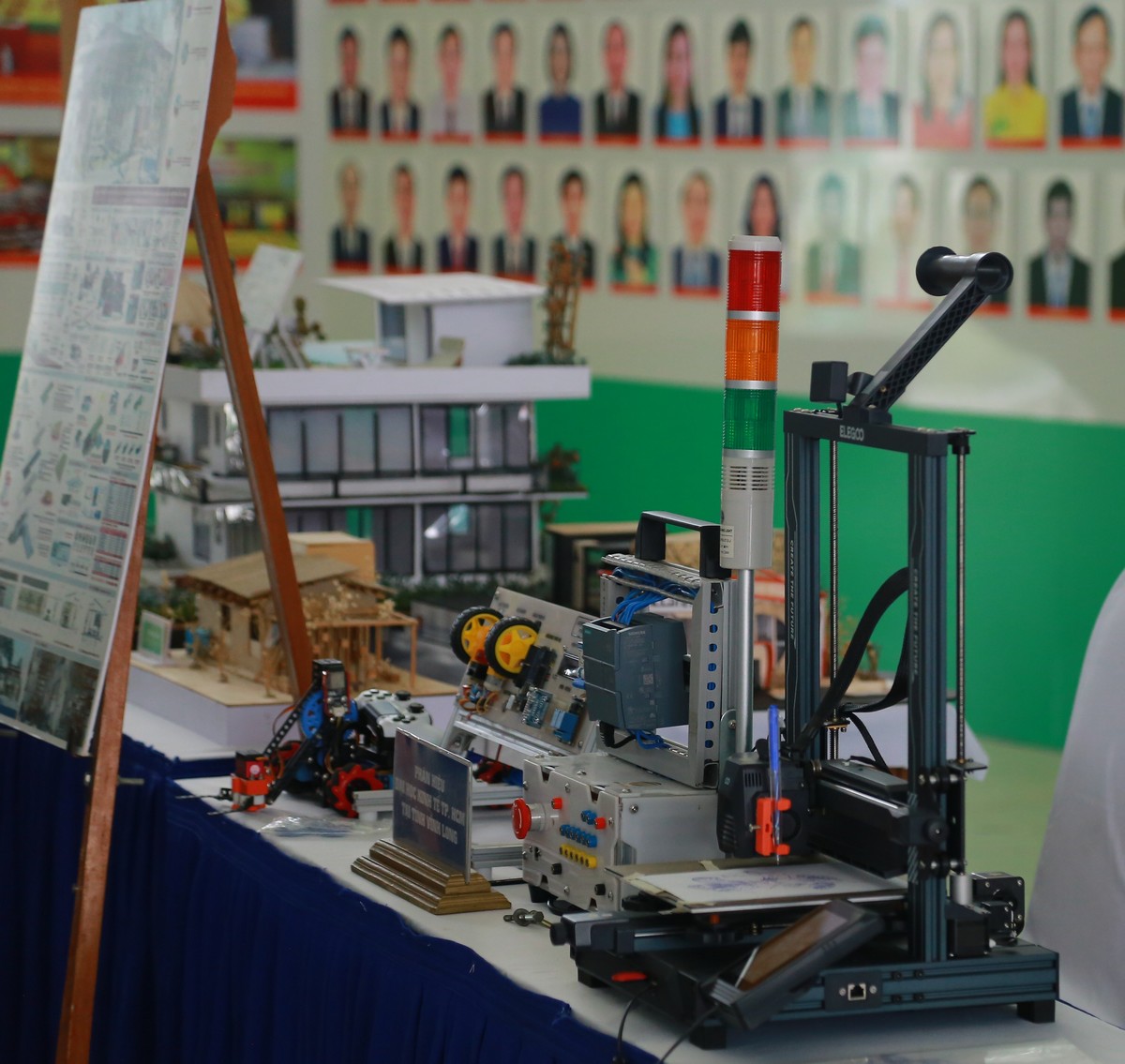 Không gian trưng bày sản phẩm nghiên cứu khoa học của Phân hiệu Đại học Kinh tế TP Hồ Chí Minh tại Vĩnh Long.