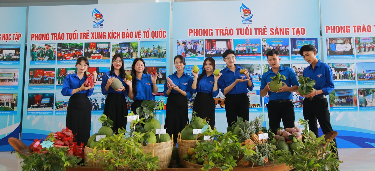  Bạn trẻ ấn tượng với những sản phẩm nông nghiệp nông thôn tiêu biểu.