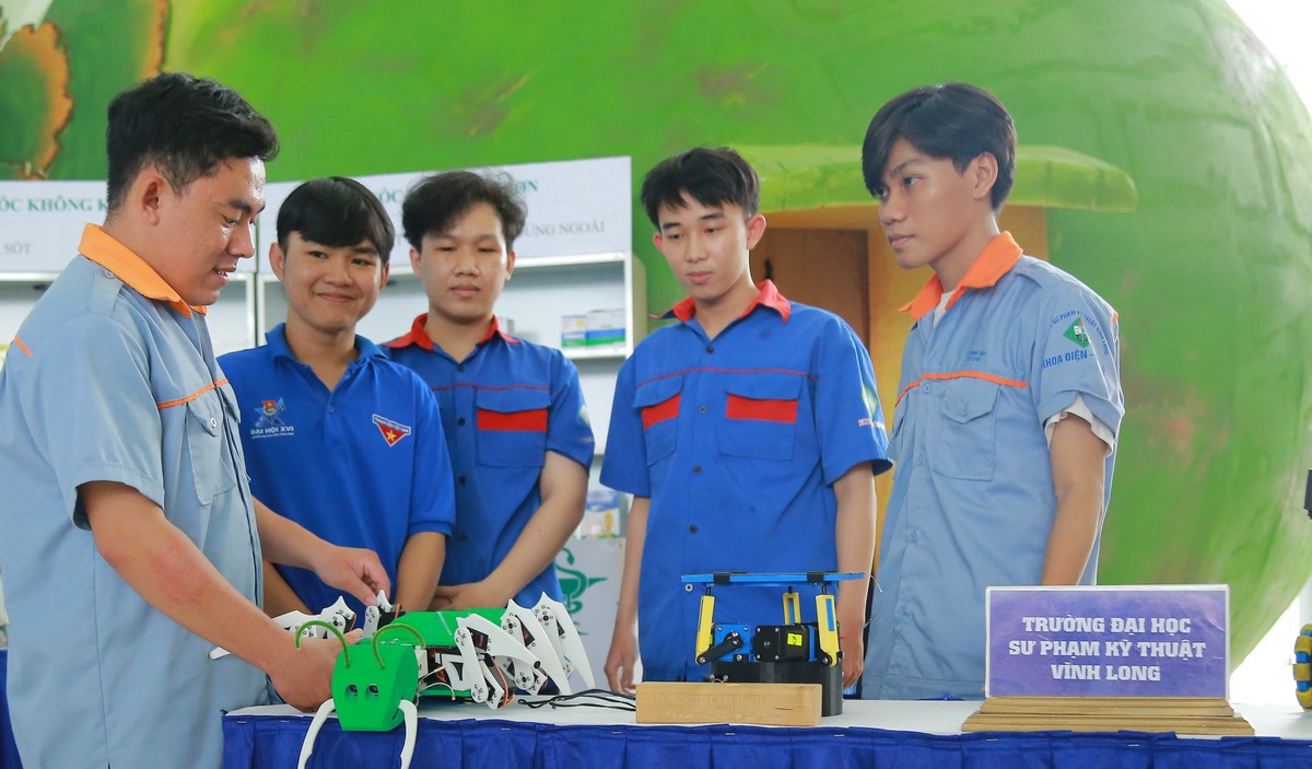 Không gian trưng bày của Trường ĐH Sư phạm Kỹ thuật Vĩnh Long. Những sản phẩm khoa học công nghệ thể hiện trí tuệ, bản lĩnh, tinh thần học hỏi, đam mê nghiên cứu sáng tạo của các bạn sinh viên.