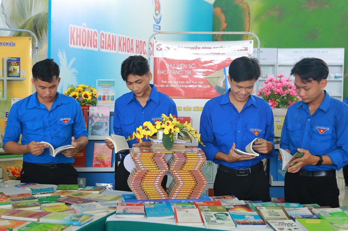 Bên cạnh công nghệ, sách cũng là người bạn quý với thanh viên. Các loại sách, tài liệu được trưng bày tại triển lãm phong phú nhiều thể loại, mang lại nguồn tri thức to lớn.