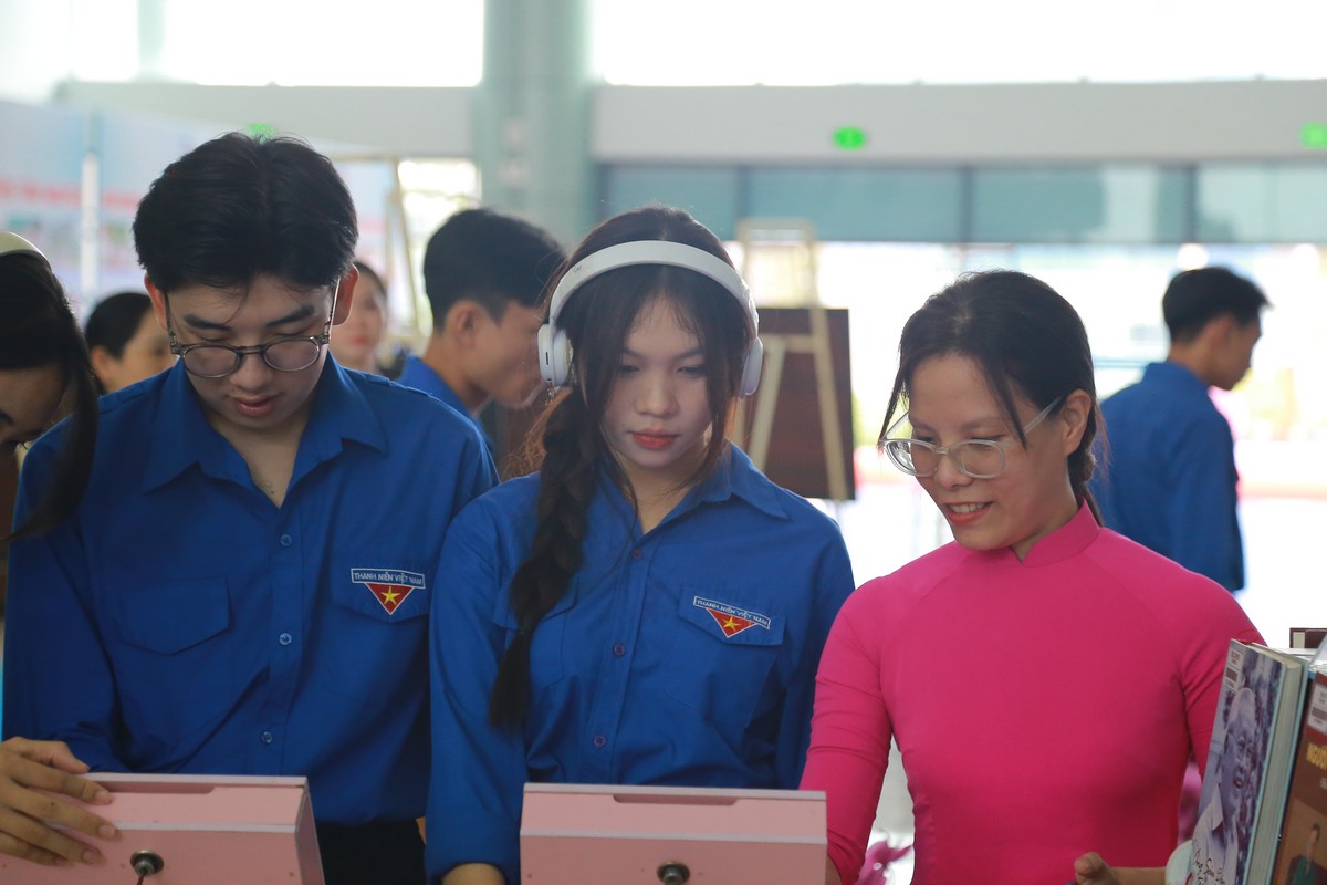 Các bạn trẻ thích thú trải nghiệm sản phẩm công nghệ.