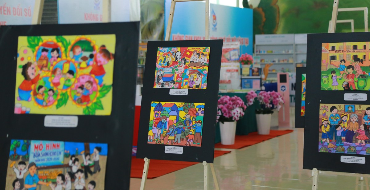 Nổi bật trong không gian triển lãm là những tác phẩm tranh vẽ tiêu biểu của đội viên, thiếu nhi chào mừng đại hội với chủ đề “Thiếu nhi Vĩnh Long thi đua làm theo 5 điều Bác Hồ dạy”.