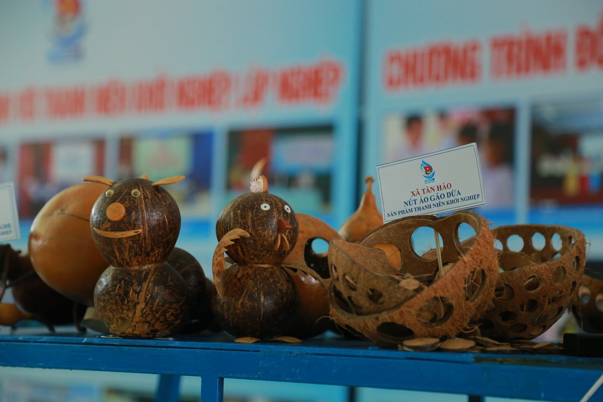 Những sản phẩm từ gáo dừa thể hiện bàn tay khéo léo, thẩm mỹ của thanh niên xã Tân Hào.