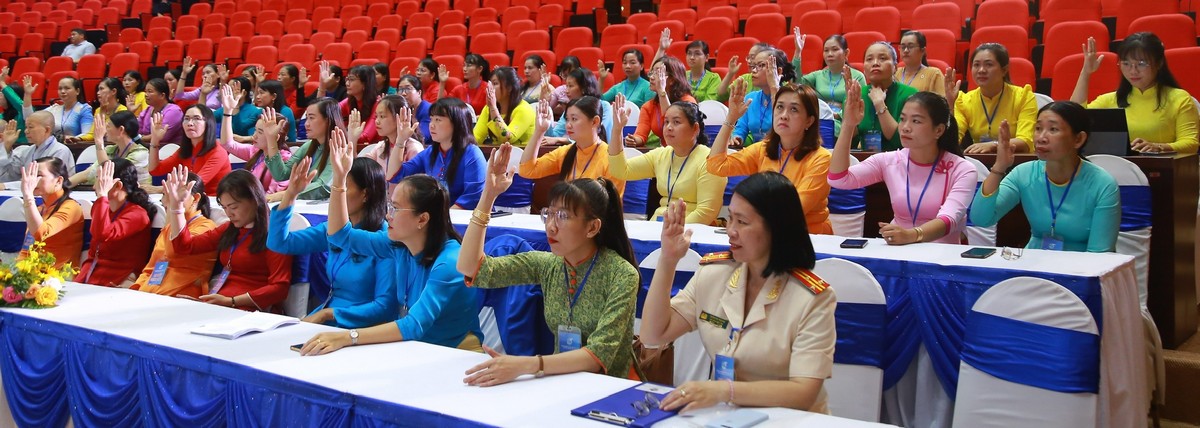 Đại biểu thống nhất chương trình, nội quy, quy chế làm việc của Đại hội.