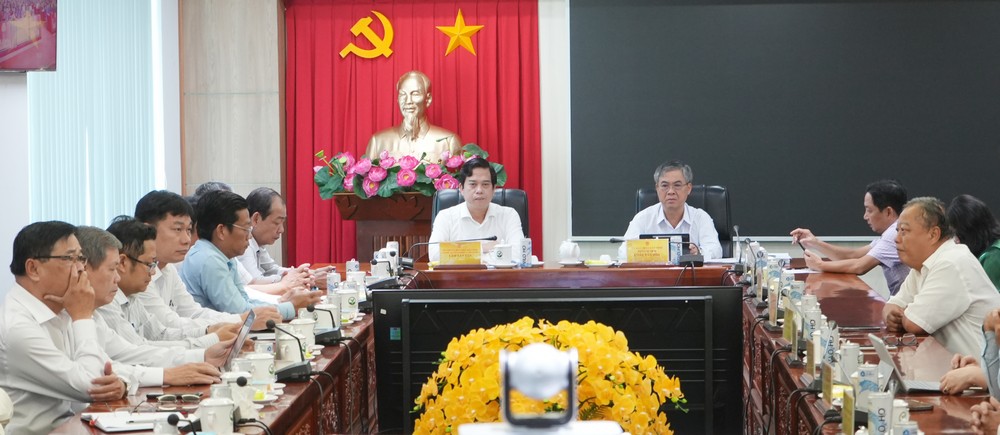 Đồng chí Châu Văn Hòa, Tỉnh ủy viên, Phó Chủ tịch UBND tỉnh; đồng chí Lâm Văn Tân- Tỉnh ủy viên- Giám đốc Sở Nông nghiệp và Môi trường tỉnh tham dự hội nghị tại điểm cầu Vĩnh Long.