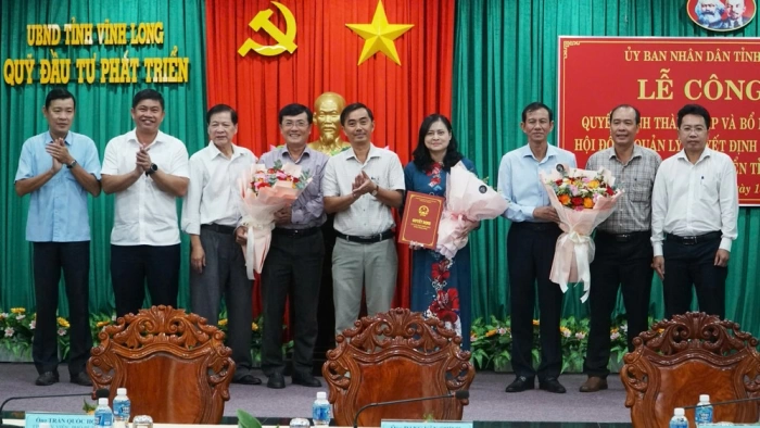 Công bố quyết định công tác cán bộ Quỹ Đầu tư phát triển tỉnh Vĩnh Long