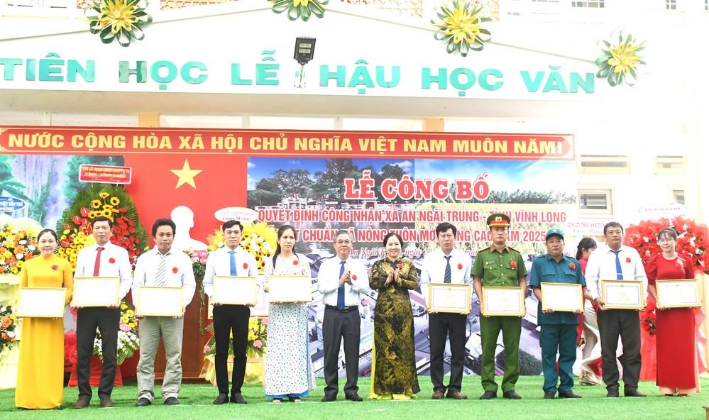 Phó Chủ tịch UBND tỉnh - Châu Văn Hòa, Chủ tịch Hội Liên hiệp Phụ nữ tỉnh - Nguyễn Thị Kim Thoa trao bằng khen của Chủ tịch UBND tỉnh cho các tập thể, cá nhân có thành tích xuất sắc trong tham gia xây dựng xã nông thôn mới nâng cao.