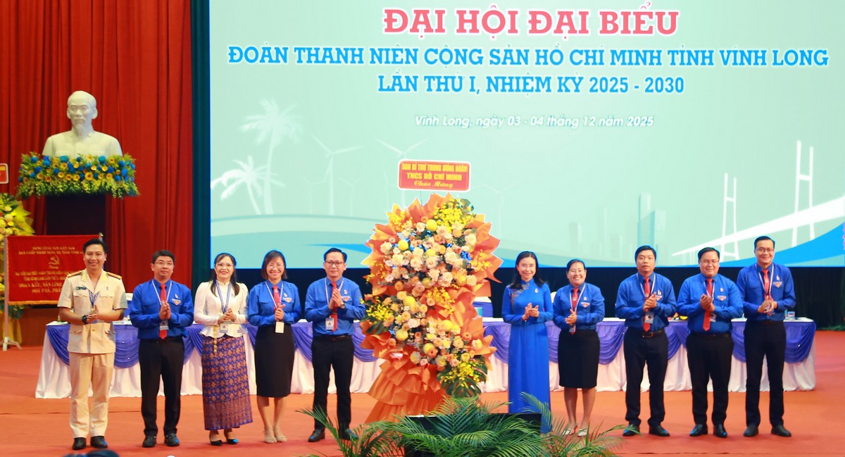 Đồng chí Nguyễn Phạm Duy Trang- Bí thư BCH Trung ương Đoàn, Chủ tịch Hội đồng Đội Trung ương tặng hoa chúc mừng Đoàn chủ tịch Đại hội.