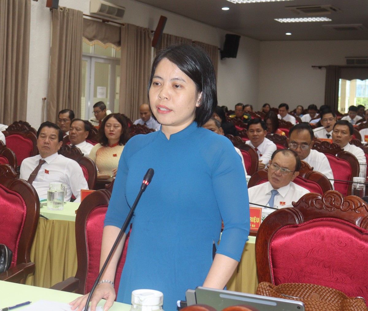 Giám đốc Sở Nội vụ- Nguyễn Thị Ngọc Giàu trao đổi, giải trình làm rõ các vấn đề đại biểu đặt ra.