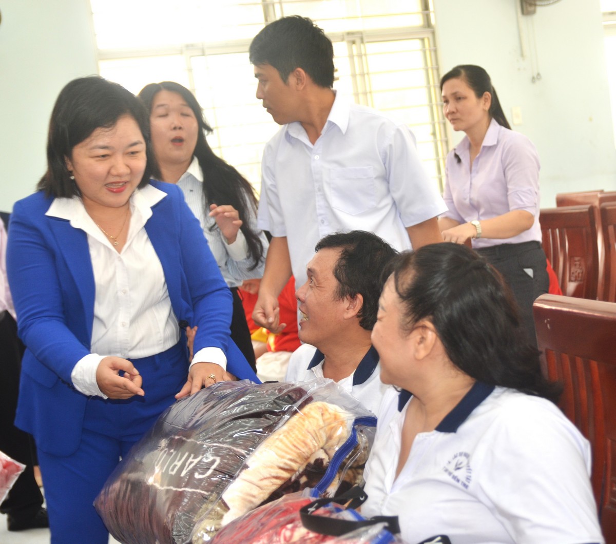 Phó Giám đốc Sở Y tế- Lâm Như Quỳnh trao quà cho các thành viên CLB Người khuyết tật Bến Tre.