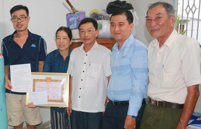 Trao Huy hiệu 45 năm tuổi Đảng cho đảng viên Lê Hoàng Cách