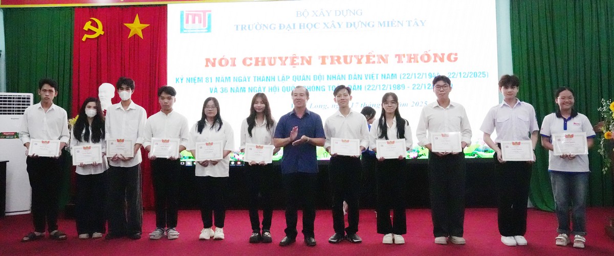 Trường ĐH Xây dựng Miền Tây trao giấy khen cho sinh viên đạt thành tích cuộc thi thiết kế thiệp chào mừng Ngày Nhà giáo Việt Nam 20/11/2025.