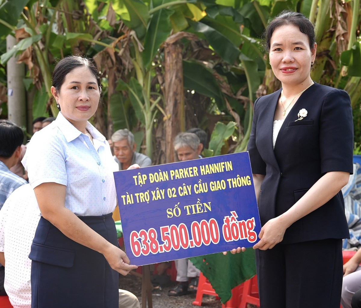 : Hội LHPN tỉnh và chính quyền địa phương làm lễ khởi công xây cầu chào mừng đại hội.