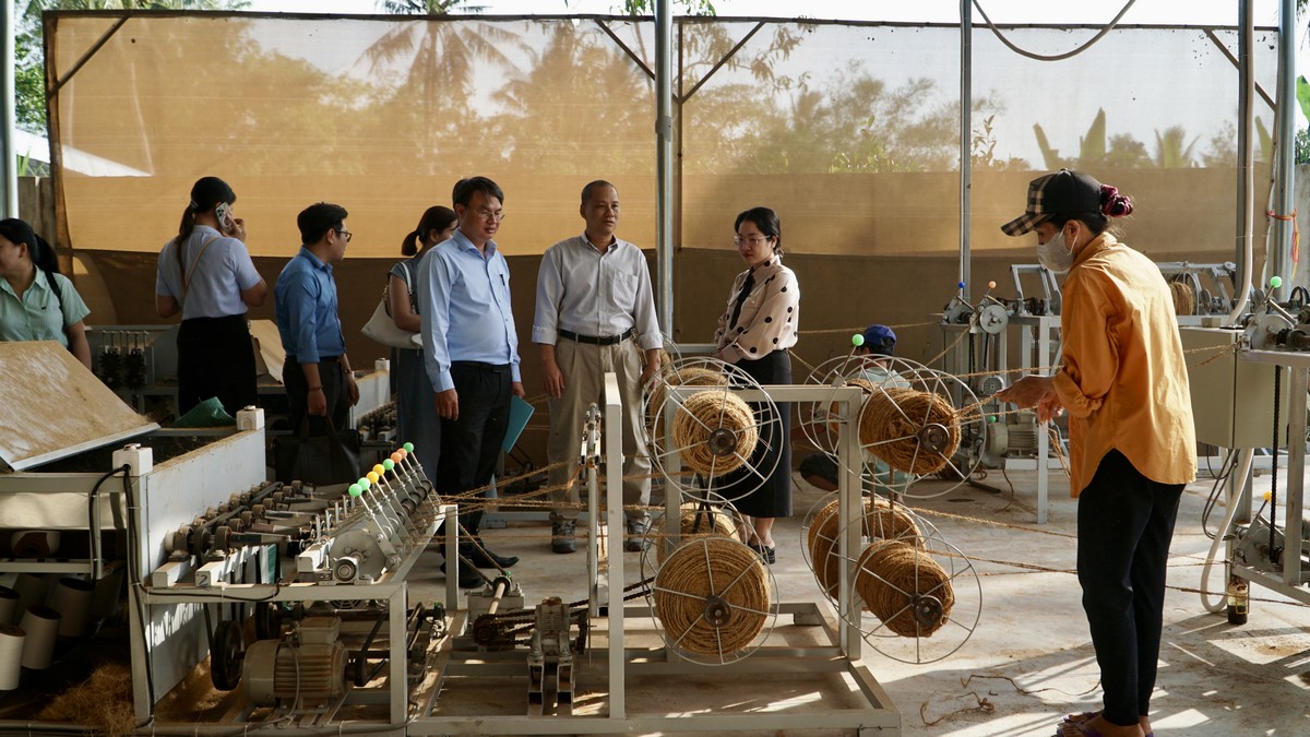 Đoàn nghiệm thu đề án khuyến công tại Công ty CP cây dây leo Tiến Thành (xã Trung Ngãi).