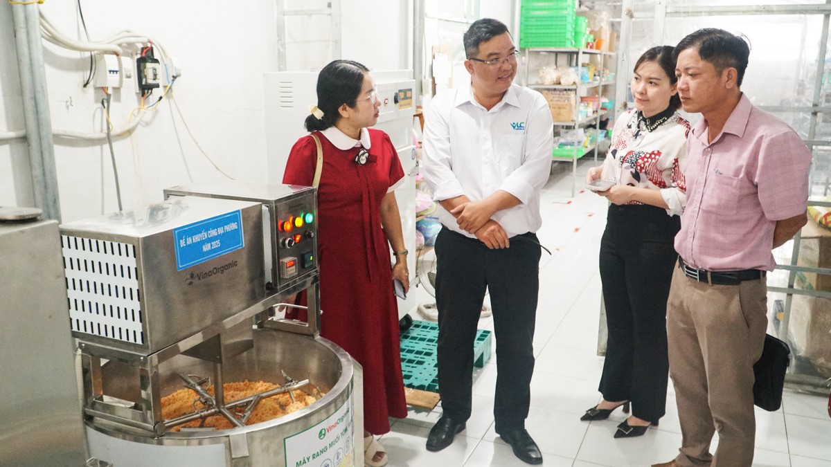 Đoàn nghiệm thu đề án khuyến công tại Công ty TNHH bánh Nhật Ngọc (phường Tân Hạnh).

