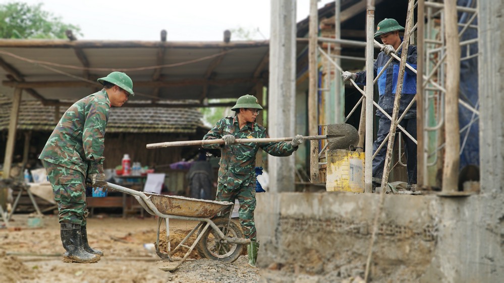 Cán bộ, chiến sĩ Cục Hậu cần – Kỹ thuật (Quân khu 5) xây dựng nhà cho người dân xã Hòa Thịnh, tỉnh Đắk Lắk.