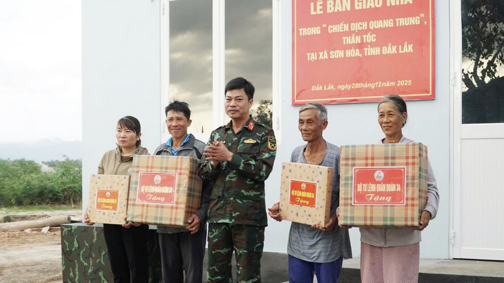 Lễ bàn giao nhà cho người dân xã Sơn Hòa.



