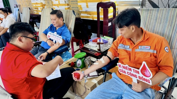 Công ty Điện lực Vĩnh Long hưởng ứng Tuần lễ hồng EVN lần thứ XI