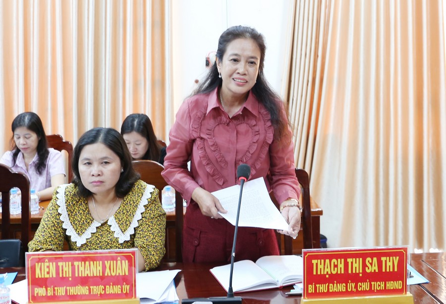 Đồng chí Thạch Thị Sa Thy- Bí thư Đảng ủy, Chủ tịch HĐND xã, Trưởng Ban Chỉ đạo bầu cử xã Châu Thành báo cáo công tác bầu cử tại xã.