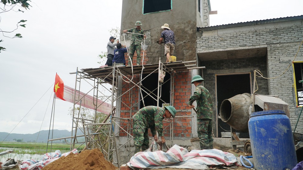 Sư đoàn 315 (Quân khu 5) triển khai “Chiến dịch Quang Trung” thần tốc xây dựng lại nhà cho nhân dân.