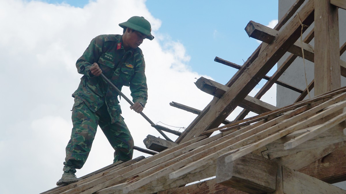 Cán bộ, chiến sĩ ngày đêm tham gia xây dựng và sửa chữa nhà ở, coi việc giúp dân là nhiệm vụ chính trị trọng tâm.